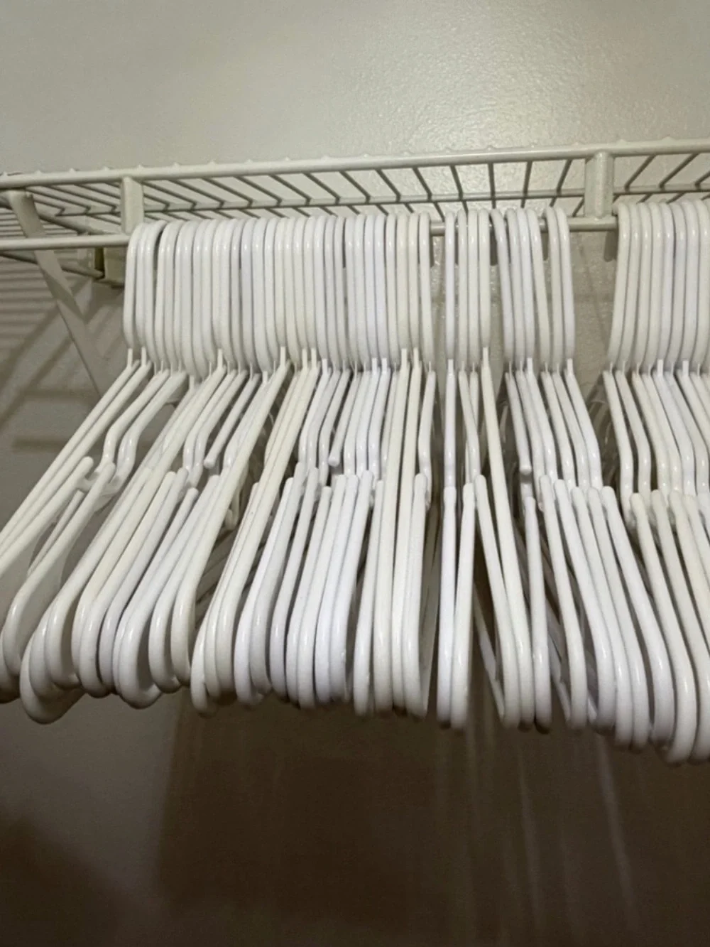 Mainstays White Plastic Clothing Hangers – Standard Size (15 Pack)